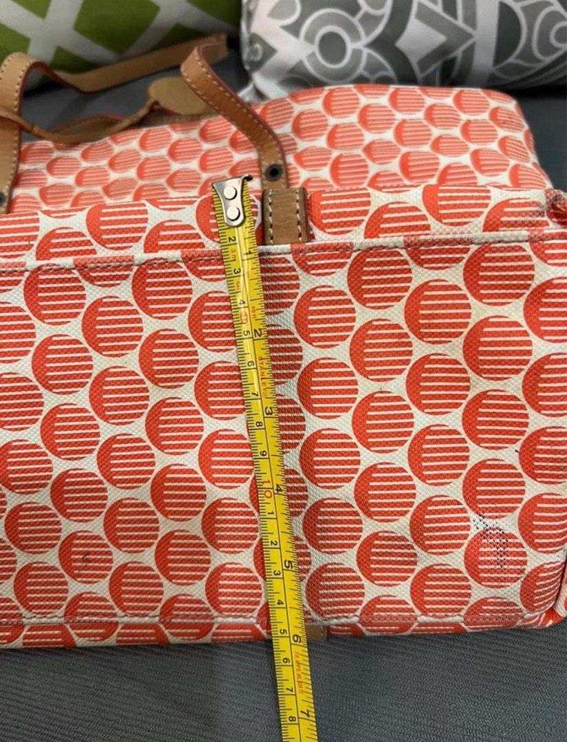 Lacoste tote bag large (Category: Shoulder Bags) located in Rizal. Submitted by declutteryourlife08 (Listing ID 1218242555, Image 3). Description: Rfs: decluttering No flaws.