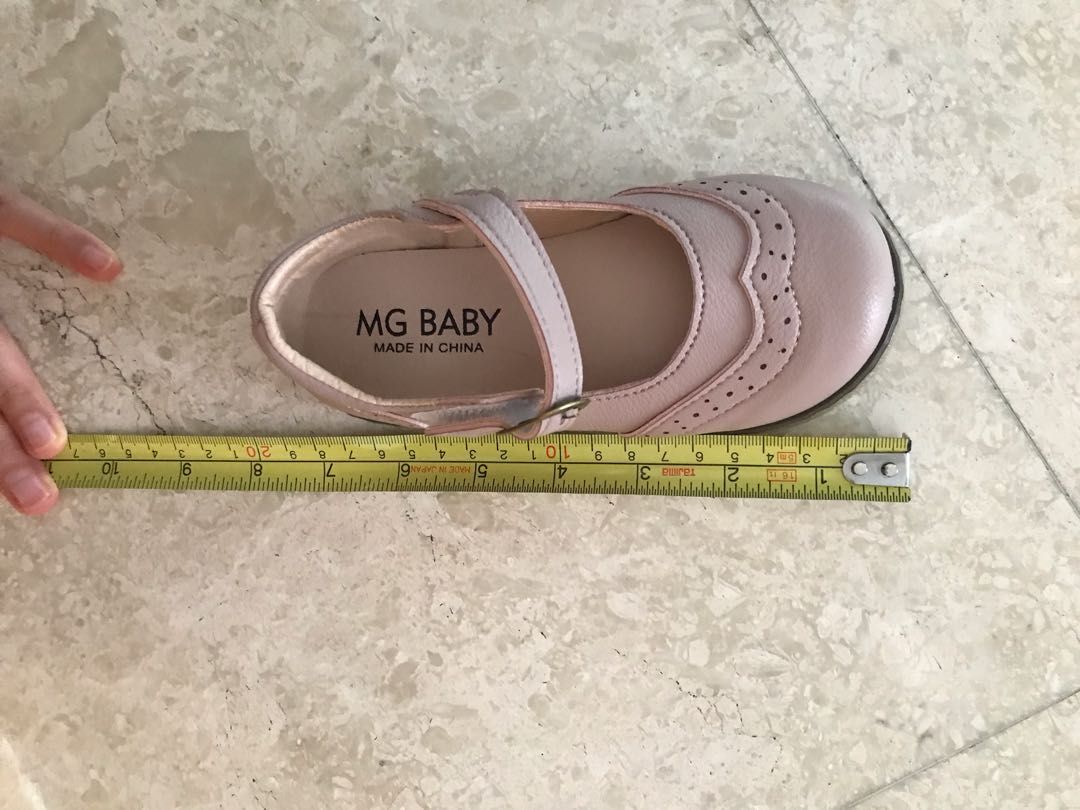 New Girl Pink Sandals Size 27 but actually is more 26 Babies