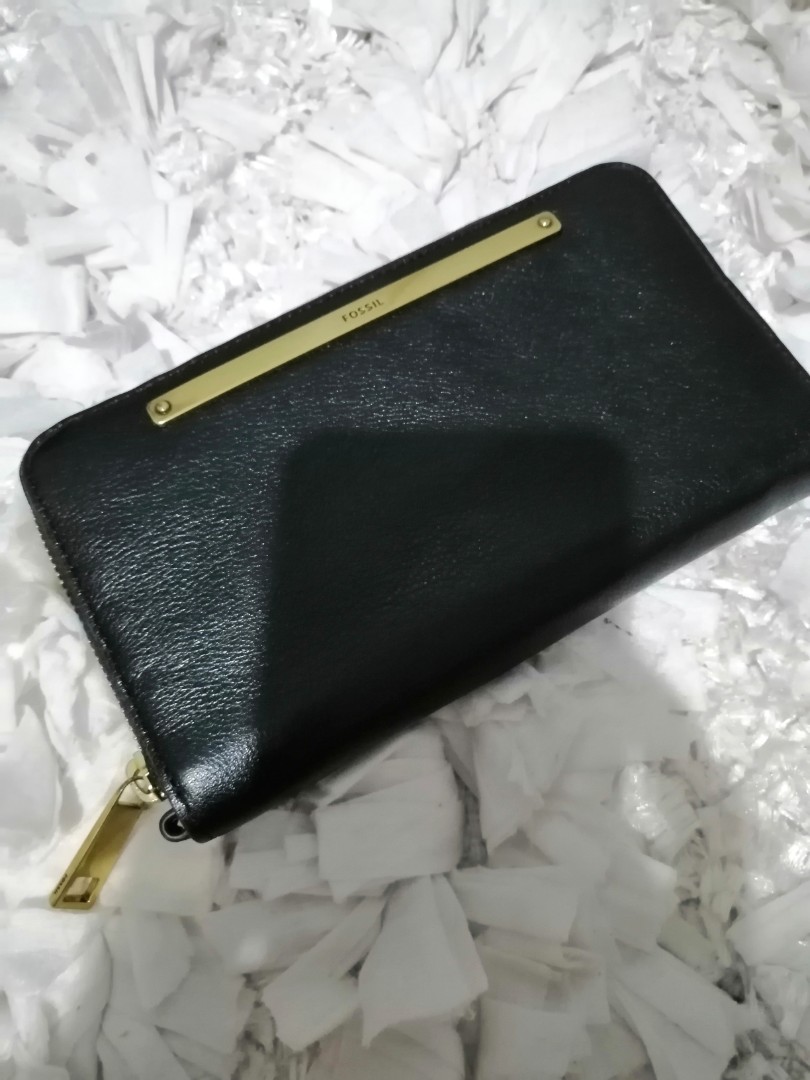 Original Fossil long wallet on Carousell