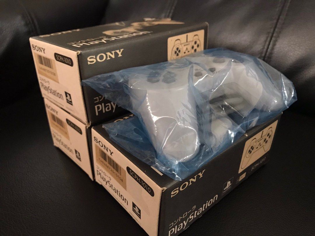 PlayStation PS SCPH-1010 controller (Category: Controllers) located in San Juan City. Submitted by ethannate (Listing ID 1218258412, Image 1). Description: Boxed original PlayStation PS SCPH-1010 controller selling.
