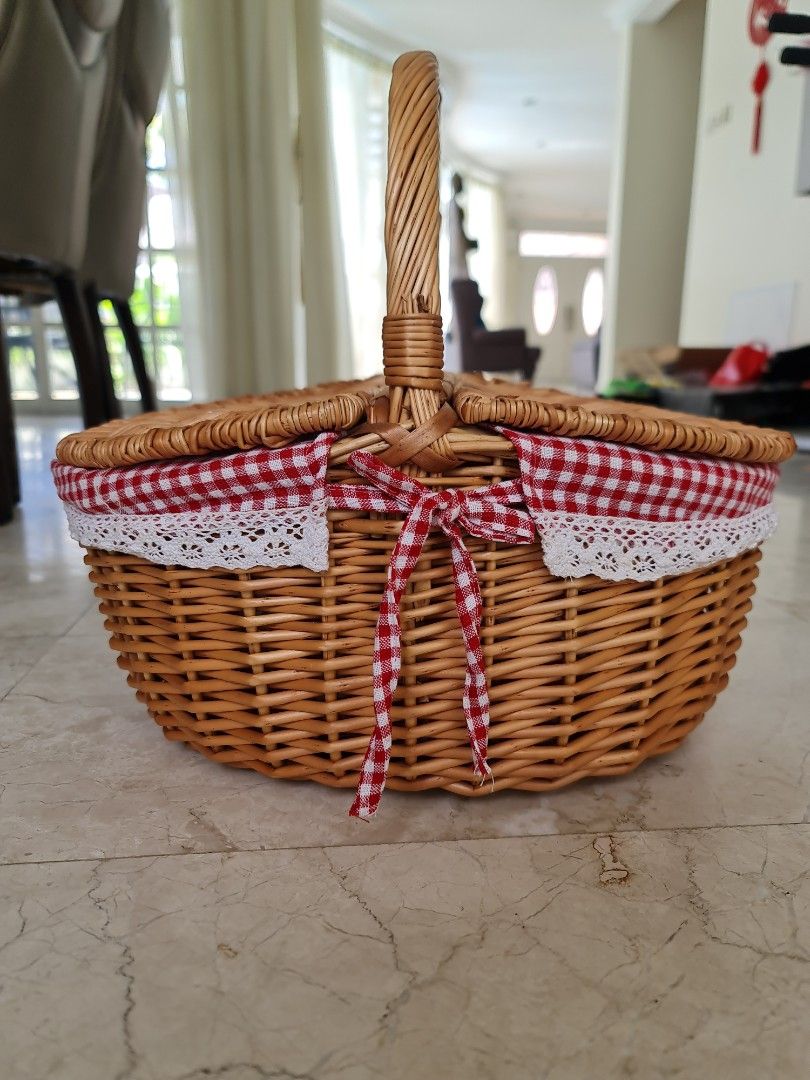 Rattan Picnic Baskets Country Style, Hobbies & Toys, Stationery & Craft