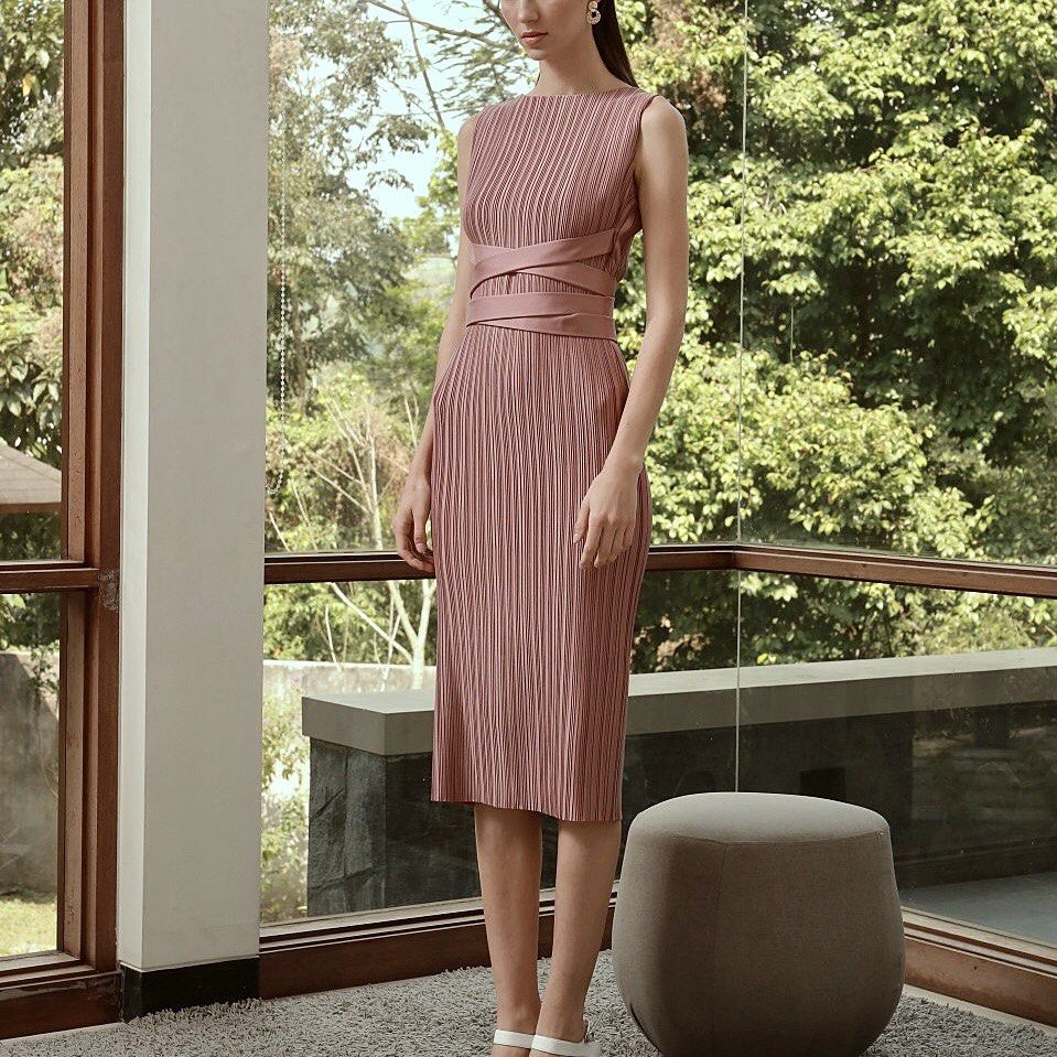 [RENT] SEWA / 3 DAYS CLAUDE OFFICIAL ROSIE PLEATS PLEATED DRESS IN PINK  PLEATES PLEATED MISSEOFFICIAL MISSE CHIC OFFICIAL POSH THE LABEL