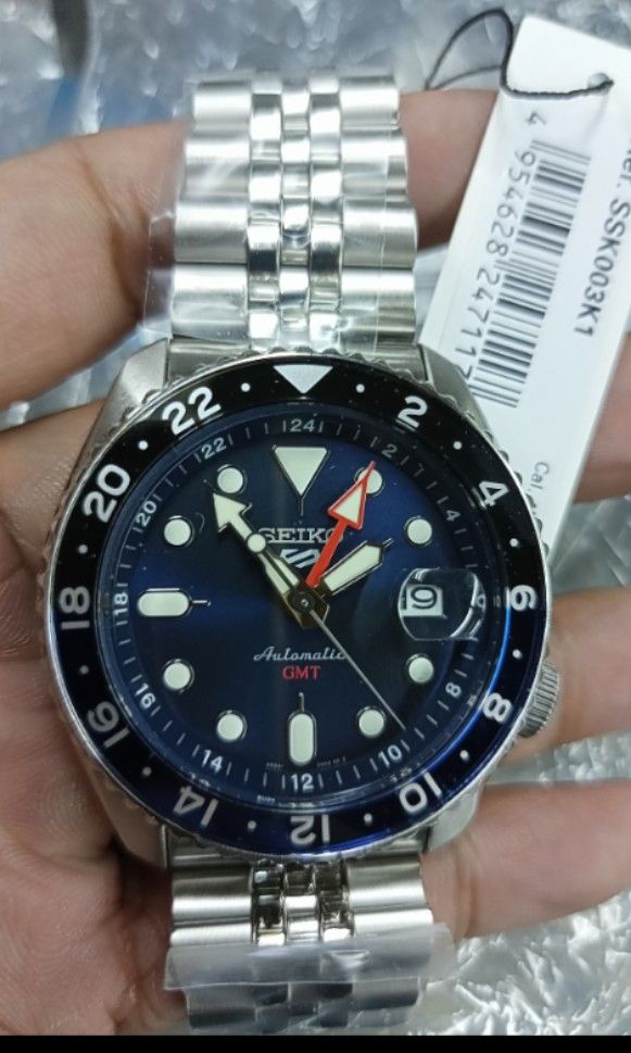 Seiko SSK003K1 "Batman" (Category: Men's Watches) located in Manila. Submitted by AlecsxanderTimeCollection (Listing ID 1218287293, Image 3). Description: Brand new / On Stock⌚ Automatic Watch Glass: Hardlex Crystal Case material: Stainless Steel Strap material: Stainless Steel Back Case: See through Caseback Case Thickness:13.4mm Diameter:42.5mm Lug-to-lug:46.0mm Water resistance: 100m/330ftDay Date Caliber: 4R36 Automatic A window at the 3 o'cl