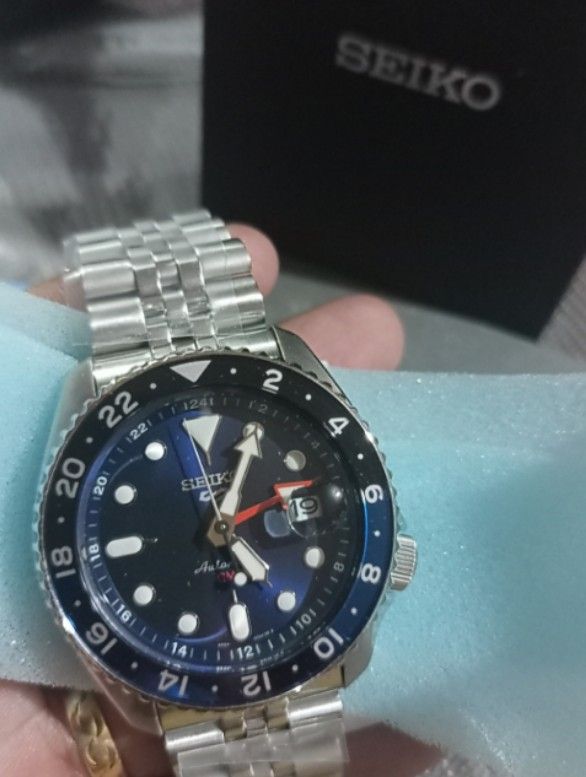 Seiko SSK003K1 "Batman" (Category: Men's Watches) located in Manila. Submitted by AlecsxanderTimeCollection (Listing ID 1218287293, Image 2). Description: Brand new / On Stock⌚ Automatic Watch Glass: Hardlex Crystal Case material: Stainless Steel Strap material: Stainless Steel Back Case: See through Caseback Case Thickness:13.4mm Diameter:42.5mm Lug-to-lug:46.0mm Water resistance: 100m/330ftDay Date Caliber: 4R36 Automatic A window at the 3 o'cl