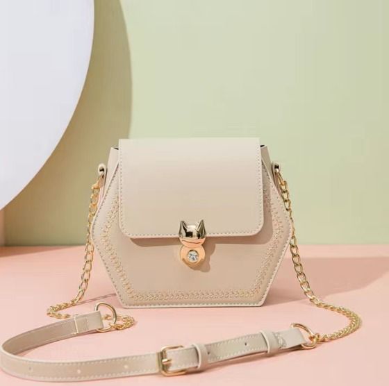 Spring and summer small bag 2023 new style, fashion network popular design  chain fashion lozenge shoulder bag, Women's Fashion, Bags & Wallets,  Cross-body Bags on Carousell