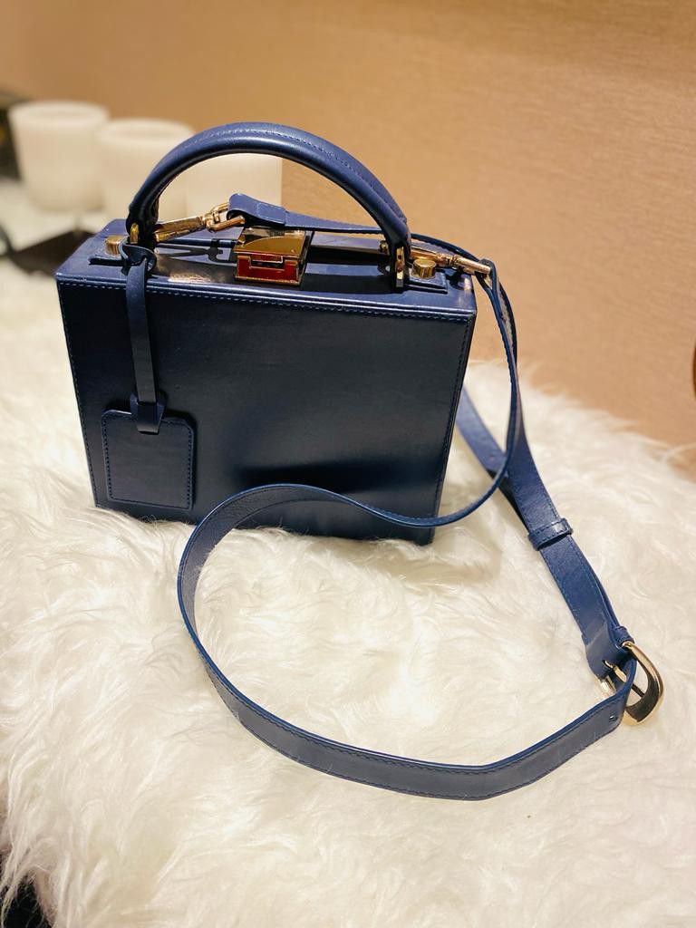 Tas biru navy kotak, Fesyen Wanita, Tas & Dompet di Carousell