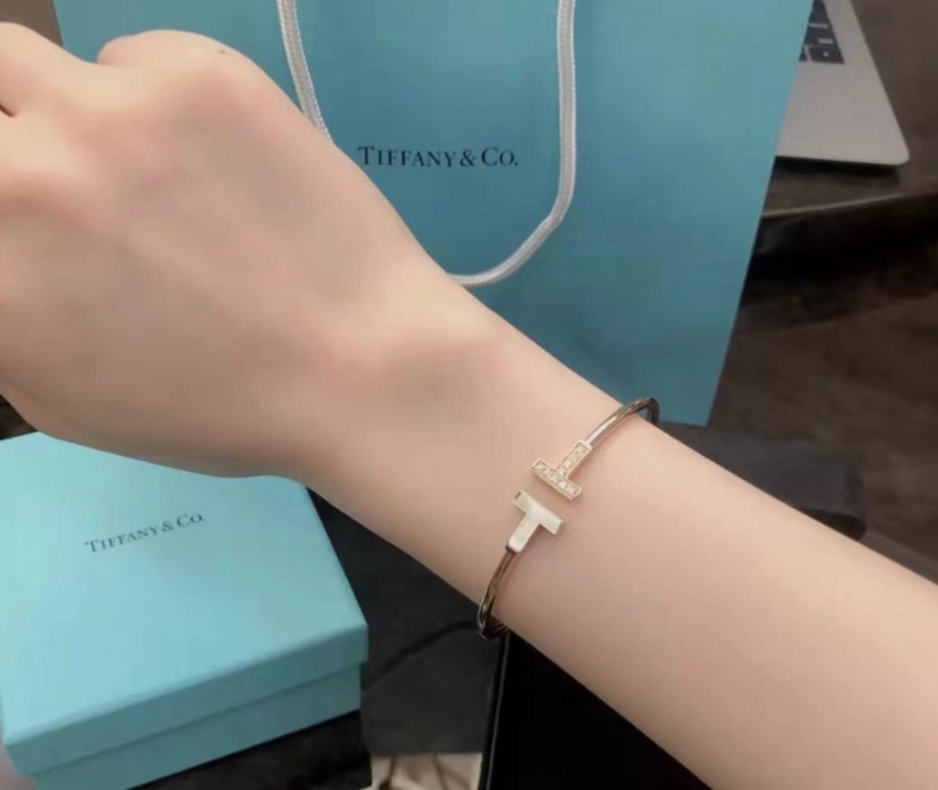 Tiffany手鐲雙t經典款正品帶過一次, 名牌, 飾物及配件- Carousell