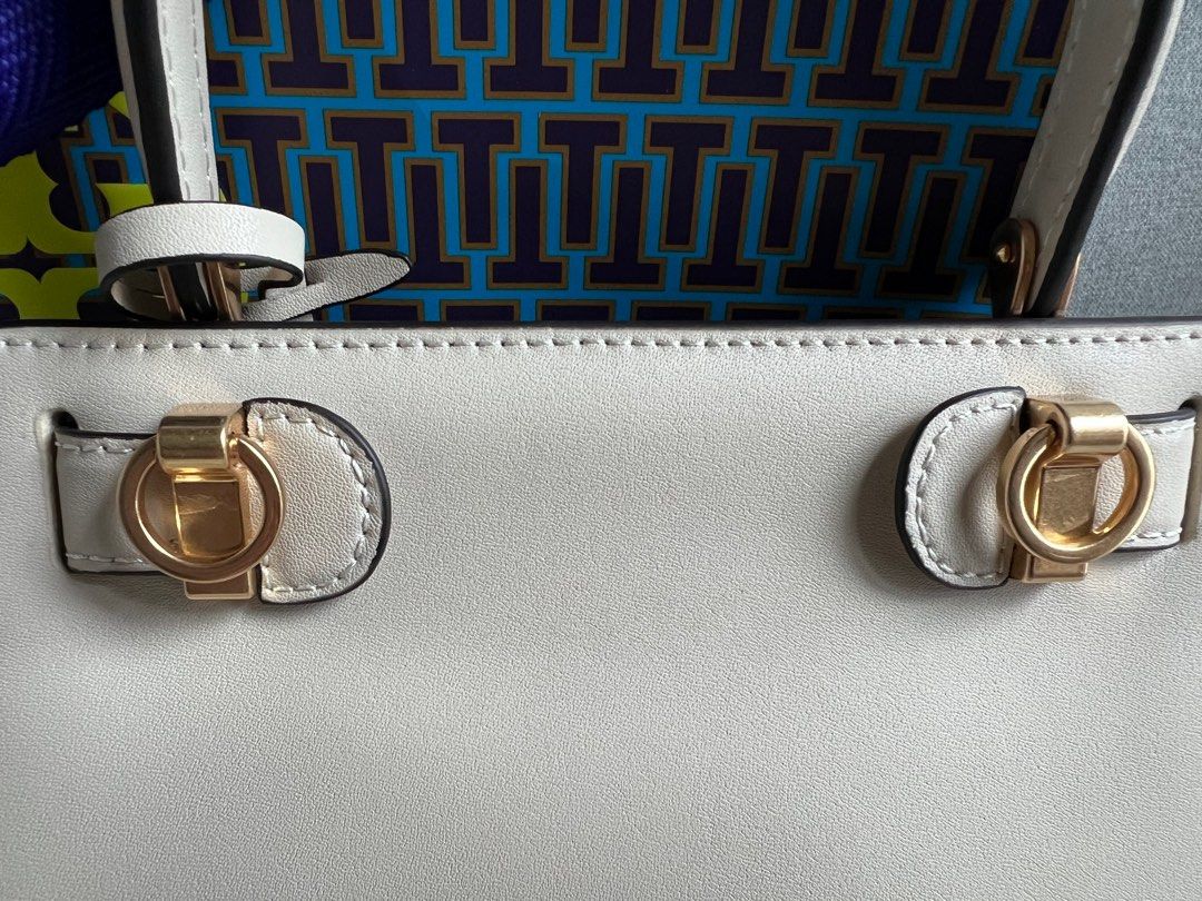 Tory Burch - Lee Radziwill Mini (Category: Luxury Bags & Wallets) located in Pasig City. Submitted by outletfindsbyara (Listing ID 1190384589, Image 2). Description: .