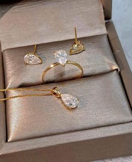 18K Solid Yellow & White Gold 
1ct Moissanite Heart & Pear Cut Set

✅Passed in Diamond Tester
✅with GRA Certiicates
✅SOLID good for everyday use 💕

Pendant: ₱3,650‼️
Earrings: ₱4,650 pair‼️
Ring: ₱5,750 each‼️

additional chain: ₱2,550 (18” Foxtail)