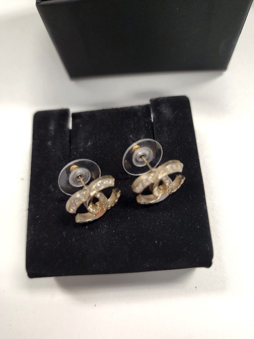 18P Chanel CC Stud Earrings Gold