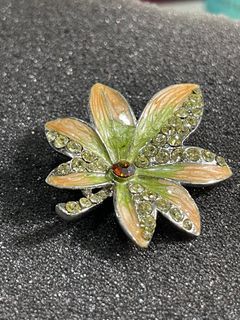 細緻葉片造型胸針