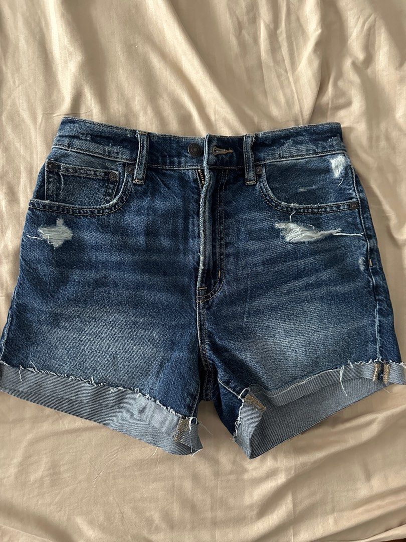 BNWT American Eagle 90s Boyfriend Shorts (Category: Shorts) located in Cebu City. Submitted by lavitify (Listing ID 1221685962, Image 3). Description: ~ brand new still with tag on! bought at the official AE retail store ~ Original price at retail was 1900 ~ refer to description and size posted above .
