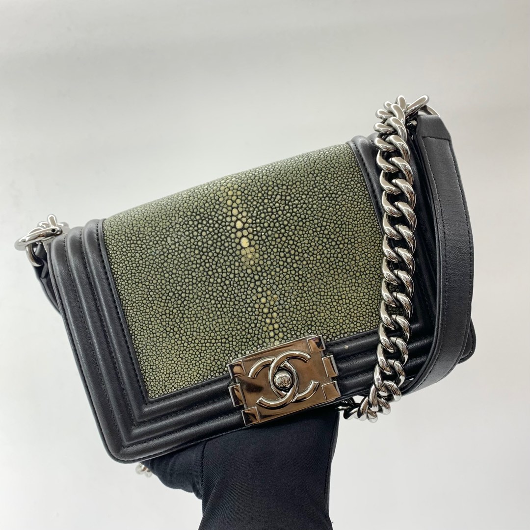 DISCOUNTED CHANEL BOY NO.23 STINGRAY W O CARD CHAIN SHOULDER BAG