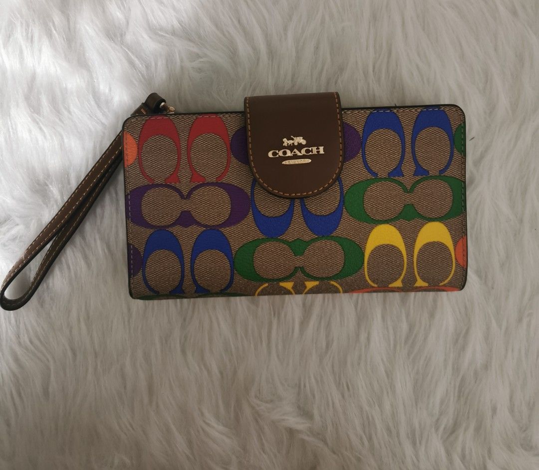 Coach- Tech Wallet in Signature Canvas (Category: Wallets & Card holders) located in Quezon City. Submitted by samiganskitchen (Listing ID 1221786442, Image 2). Description: ✅💯Guaranteed Authentic from Canada ✅Signature coated canvas. ✅With 6 card slots ✅ID window ✅Snap phone compartment ✅Snap closure ✅Outside zip pocket.