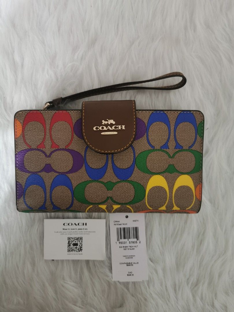 Coach- Tech Wallet in Signature Canvas (Category: Wallets & Card holders) located in Quezon City. Submitted by samiganskitchen (Listing ID 1221786442, Image 1). Description: ✅💯Guaranteed Authentic from Canada ✅Signature coated canvas. ✅With 6 card slots ✅ID window ✅Snap phone compartment ✅Snap closure ✅Outside zip pocket.