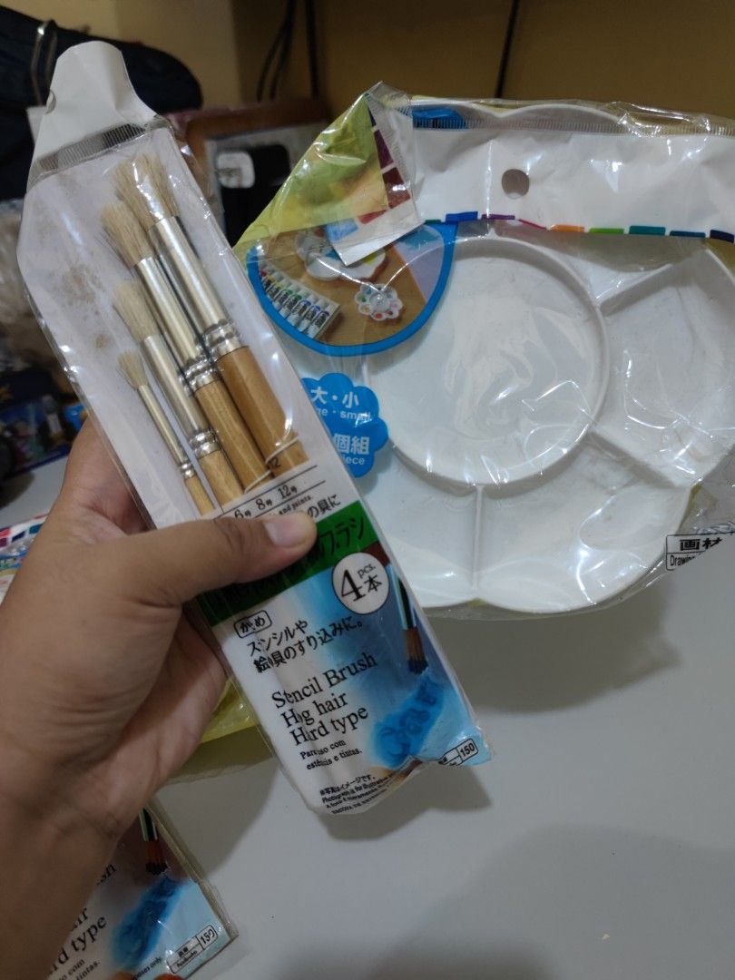 Daiso paint brushes and palette bundle on Carousell