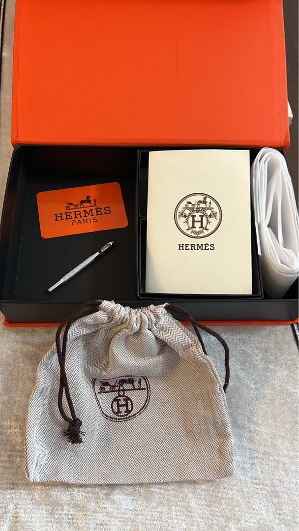 Package comes with Hermes box, dust pouch and Hermes cards
