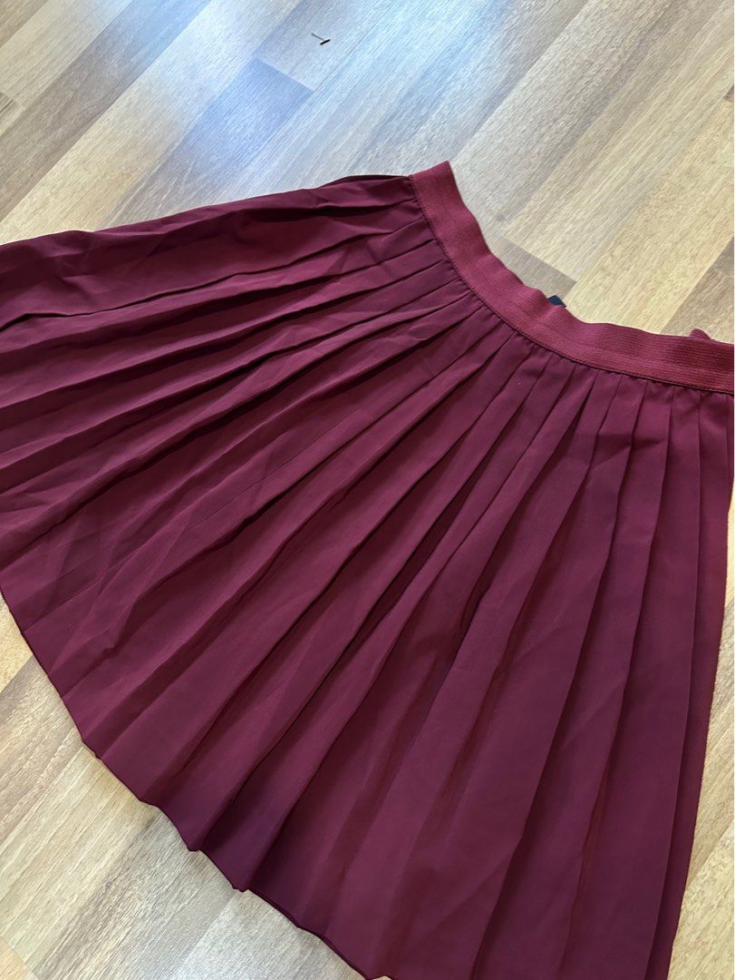 H M PLEATED MAROON CHIFFON SKIRT Women s Fashion Bottoms Skirts
