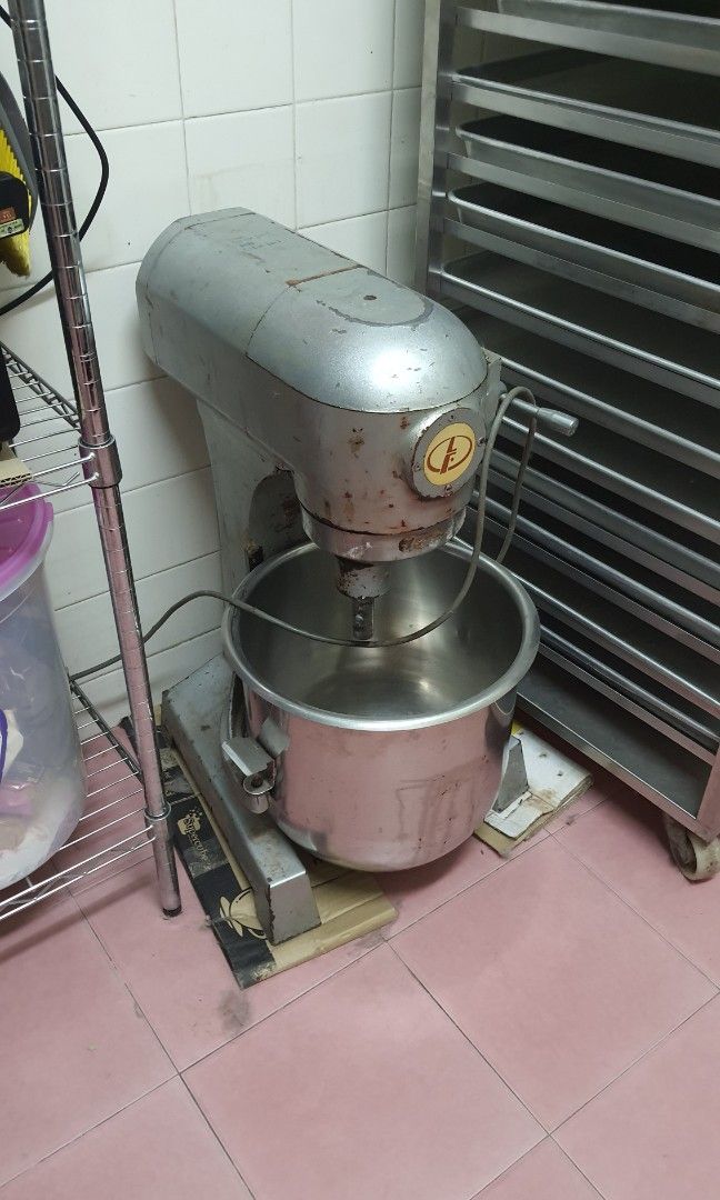 INDUSTRIAL 30L MIXER comes together with 3 attachments, TV & Home