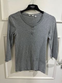 Kaos Abu Uniqlo