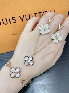 Korean High Quality Stainless Steel Fashion Jewelry Set Earrings Necklace Bracelet Jewelry Set in Flower Design Gift Idea