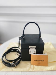 Like new Louis Vuitton Bleeker Box Epi Leather Black