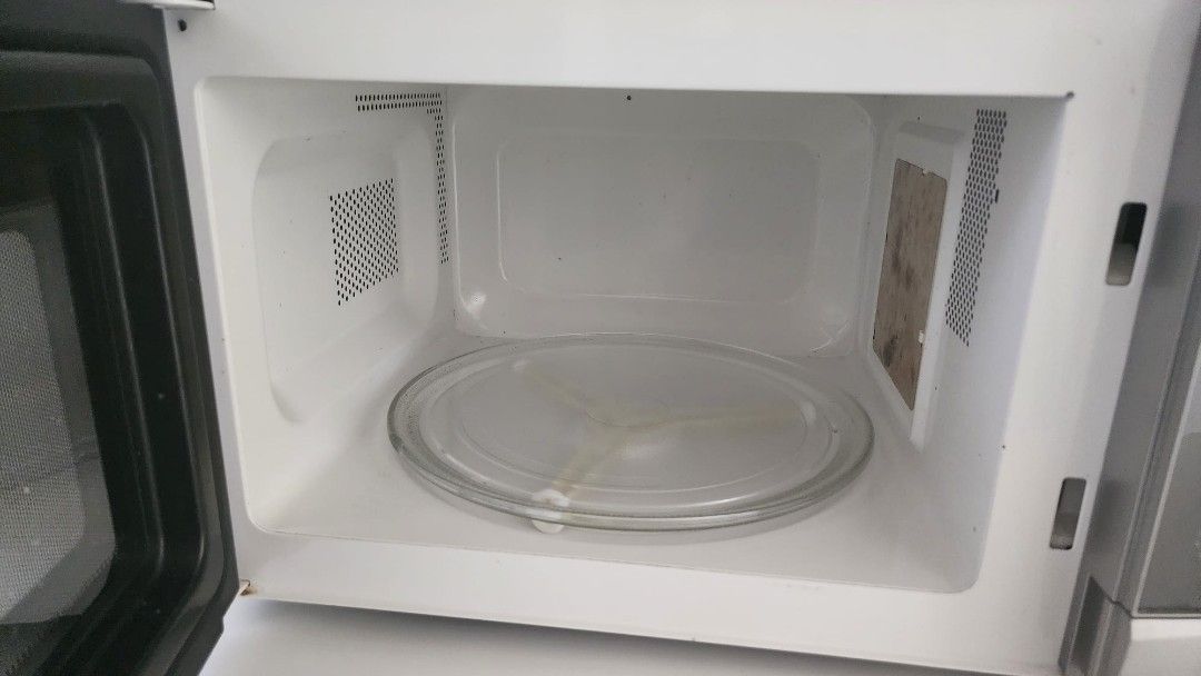 Sharp Microwave (Category: Other Kitchen Appliances) located in Singapore. Submitted by incantoscar (Listing ID 1221757946, Image 3). Description: Sharp Microwave 46cm x 38 cm x 28cm.