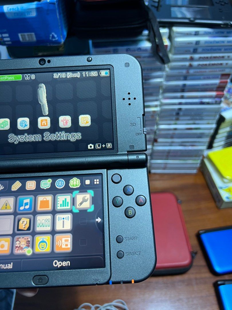 New Nintendo 3DS XL Metallic Black (IPS Top Screen, Good as New, Non
