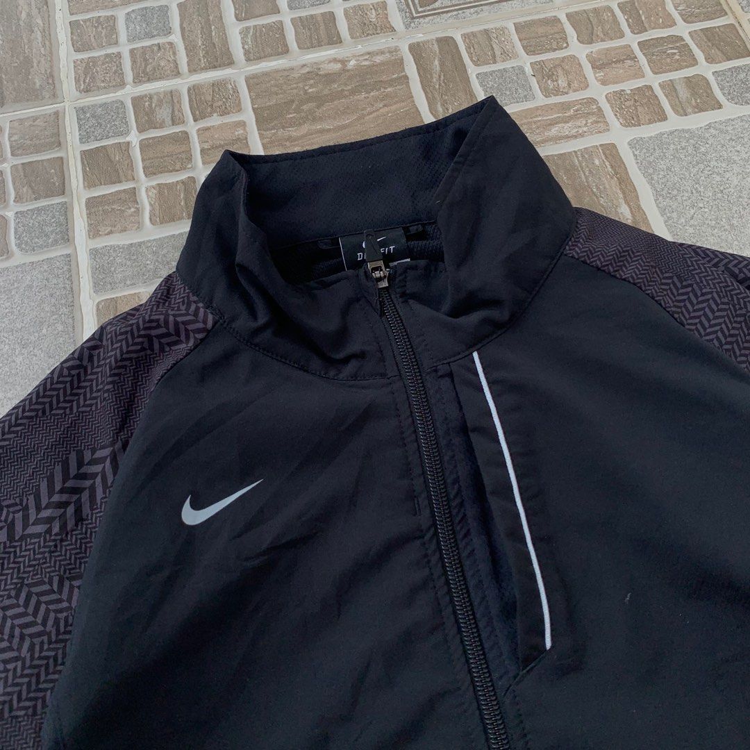 Nike Sauna Jacket, Fesyen Pria, Pakaian , Baju Luaran di Carousell