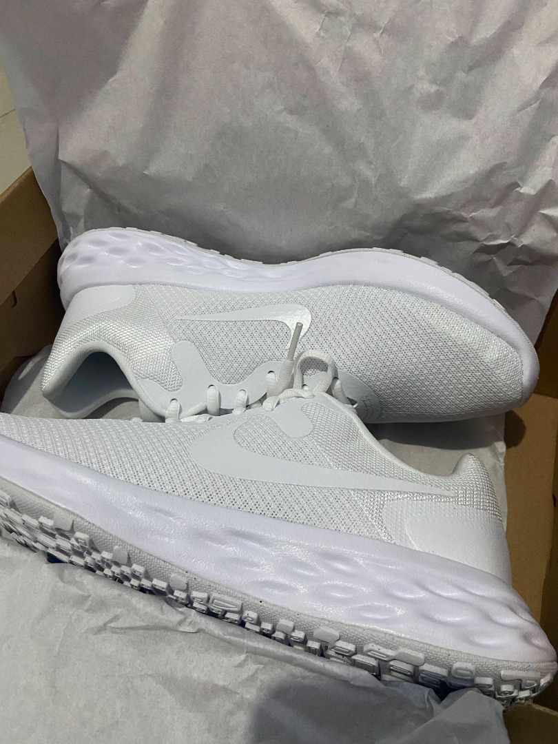 nike revolu