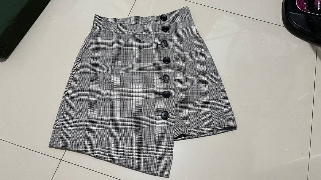 Plaid mini skirt (Category: Skirts) located in Taguig. Submitted by swiftgem (Listing ID 1221795844, Image 1). Description: Plaid skirt for skinny girls XXS to XS For casual or any weekend gala RFS: Decluttering, no longer fit me.