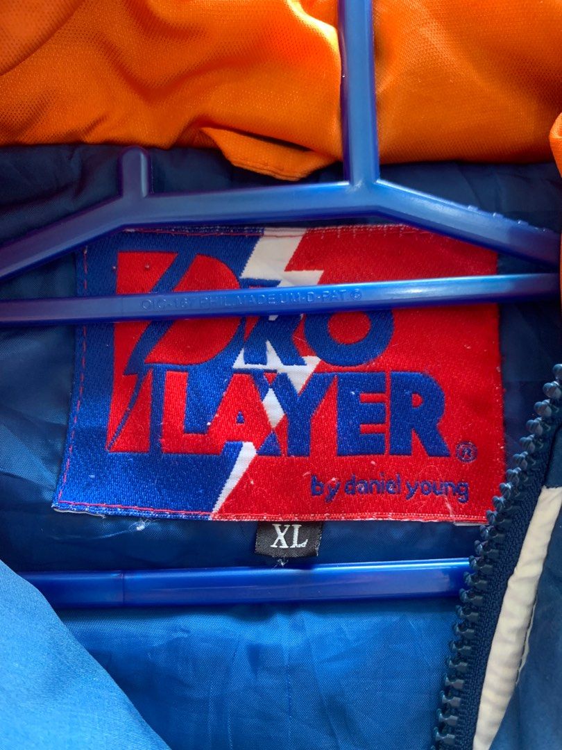 Pro Player Florida Gators (Category: Coats, Jackets and Outerwear) located in Tayabas. Submitted by johnzenandrei (Listing ID 1221833790, Image 3). Description: Large to XL Solid na solid lalo na ribbings Minimal issue but not noticeable 9/10 Condition.