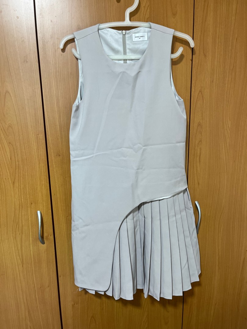 Runway Bandits Grey Side Pleat Dress, Women's Fashion, Dresses & Sets