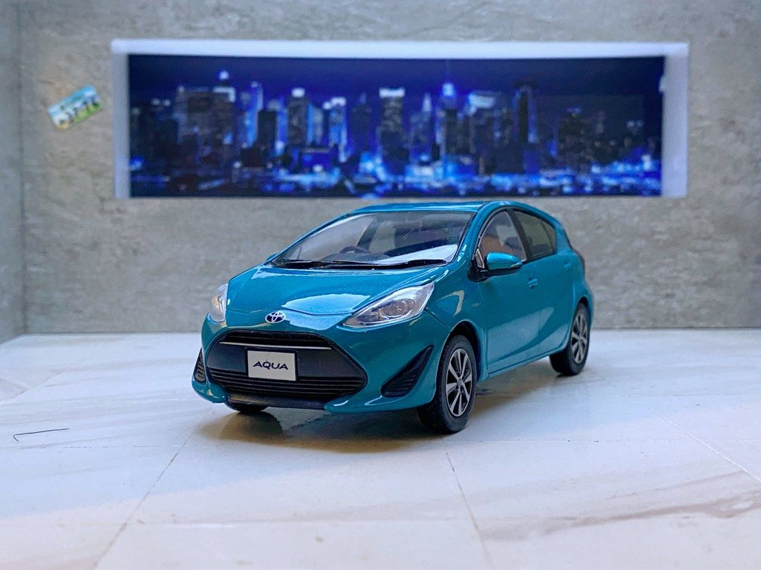 Toyota Aqua Prius C Diecast model car 1/30 色版車, 興趣及遊戲