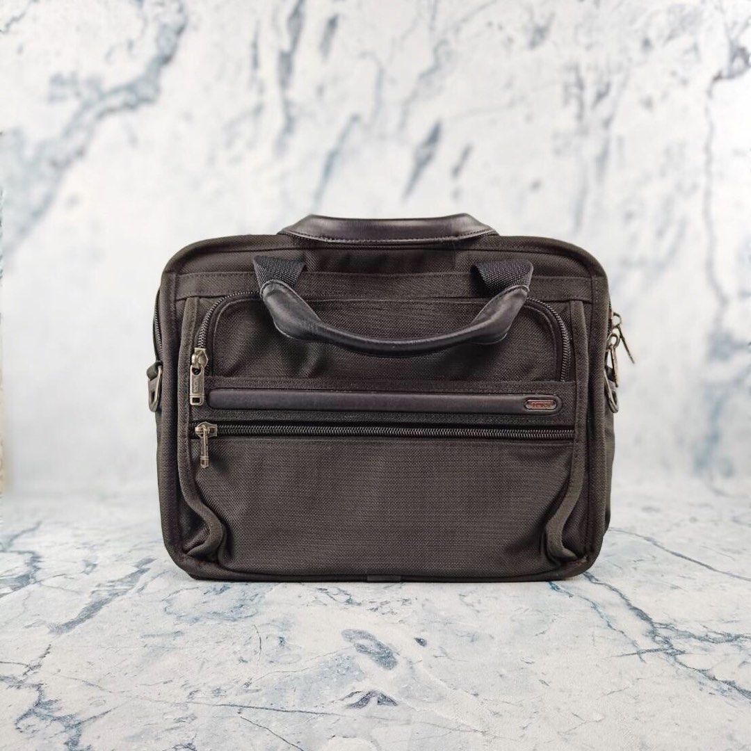 Tumi Office Bag, Barang Mewah, Tas & Dompet di Carousell