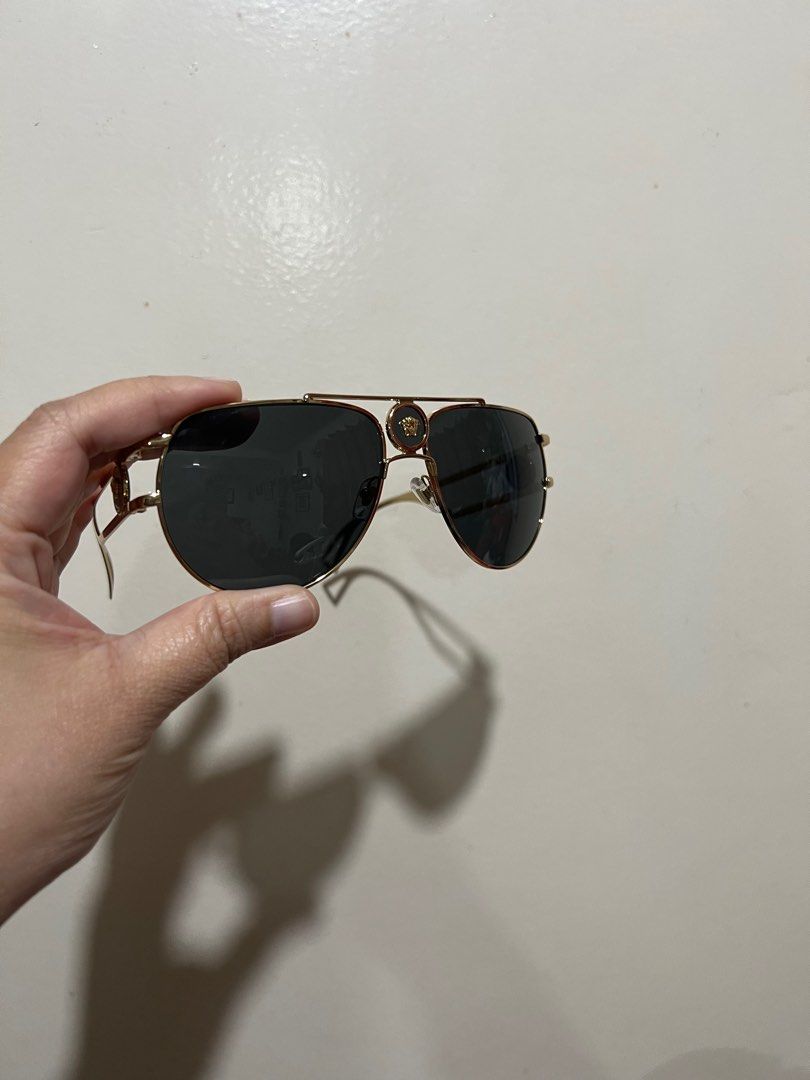 💯Versace sunglasses brandnew (Category: Luxury Bags & Wallets) located in Quezon City. Submitted by KK_declutterluxx (Listing ID 1221753747, Image 2). Description: 💯Authentic & Brandnew Versace aviator style - all sunglasses are from ITALY - complete inclusions Napakaganda in person, lakas maka-alta ❌NO LAST PRICE❌ Loc: Quezon city If in doubt, dont purchase. ALL photos ate already posted.