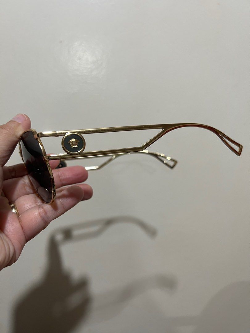 💯Versace sunglasses brandnew (Category: Luxury Bags & Wallets) located in Quezon City. Submitted by KK_declutterluxx (Listing ID 1221753747, Image 3). Description: 💯Authentic & Brandnew Versace aviator style - all sunglasses are from ITALY - complete inclusions Napakaganda in person, lakas maka-alta ❌NO LAST PRICE❌ Loc: Quezon city If in doubt, dont purchase. ALL photos ate already posted.
