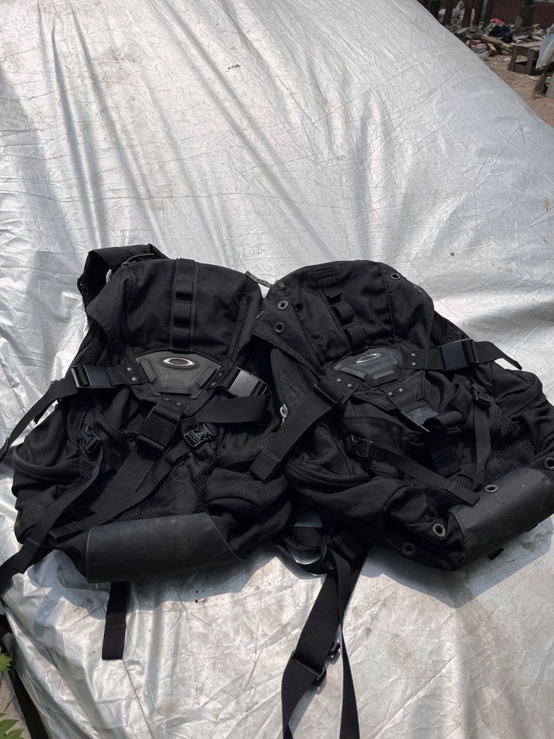 vintage oakley 3.0 icon backpack, Men's Fashion, Bags, Backpacks on ...