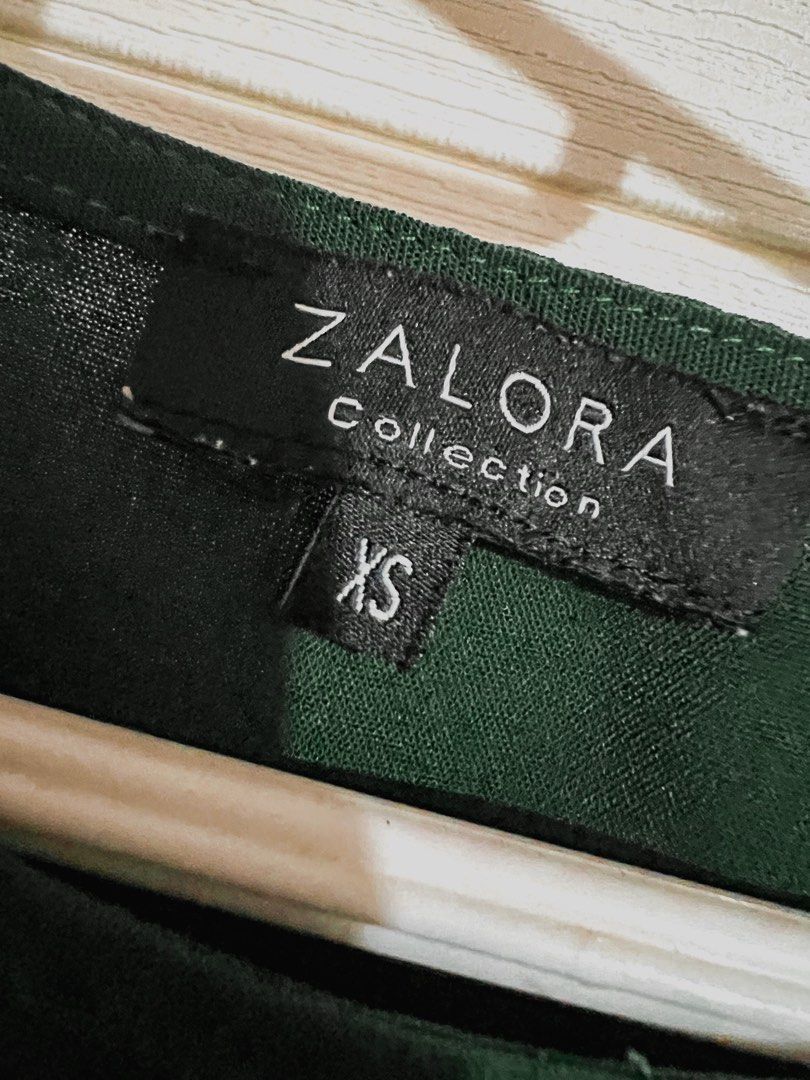 ZALORA Green bell sleeves (Category: Longsleeves) located in Lucena. Submitted by eclectiquearchives (Listing ID 1221795940, Image 3). Description: .