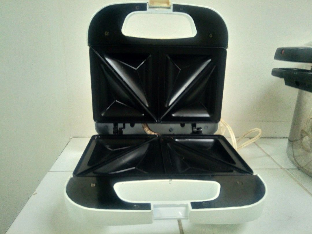 American Home Sandwich Maker (Category: Bakeware) located in Makati City. Submitted by underthetuscansun (Listing ID 1221859911, Image 1). Description: Barely used. Just packed and stored. Very good quality and materials..