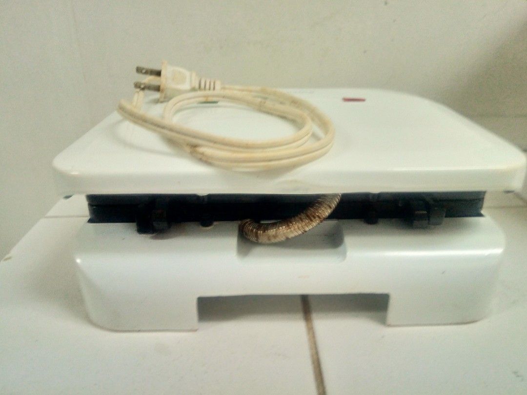 American Home Sandwich Maker (Category: Bakeware) located in Makati City. Submitted by underthetuscansun (Listing ID 1221859911, Image 3). Description: Barely used. Just packed and stored. Very good quality and materials..