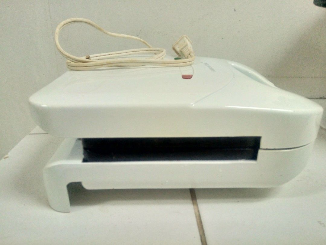 American Home Sandwich Maker (Category: Bakeware) located in Makati City. Submitted by underthetuscansun (Listing ID 1221859911, Image 2). Description: Barely used. Just packed and stored. Very good quality and materials..