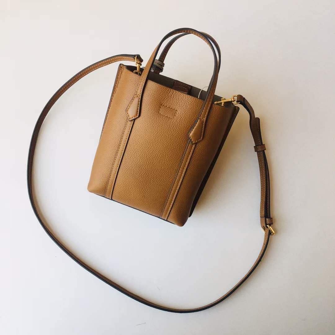 Authentic Tory Mini Perry Tote (Category: Luxury Bags & Wallets) located in Rizal. Submitted by LuxbyMarifrance (Listing ID 1222045243, Image 3). Description: 🏷️ 3,000 only+ SF 👜 T Mini Perry Tote 📏 Height: 7.1” (18cm); length: 6.9” (17.5cm); depth: 2.4” (6cm) 📌 with tag, dust bag, paper bag ✨All trademarks, logos and brand names are reserved and property of the original brand owners. #toryburchbagph #toryburchbagphilippines #authentic #facto