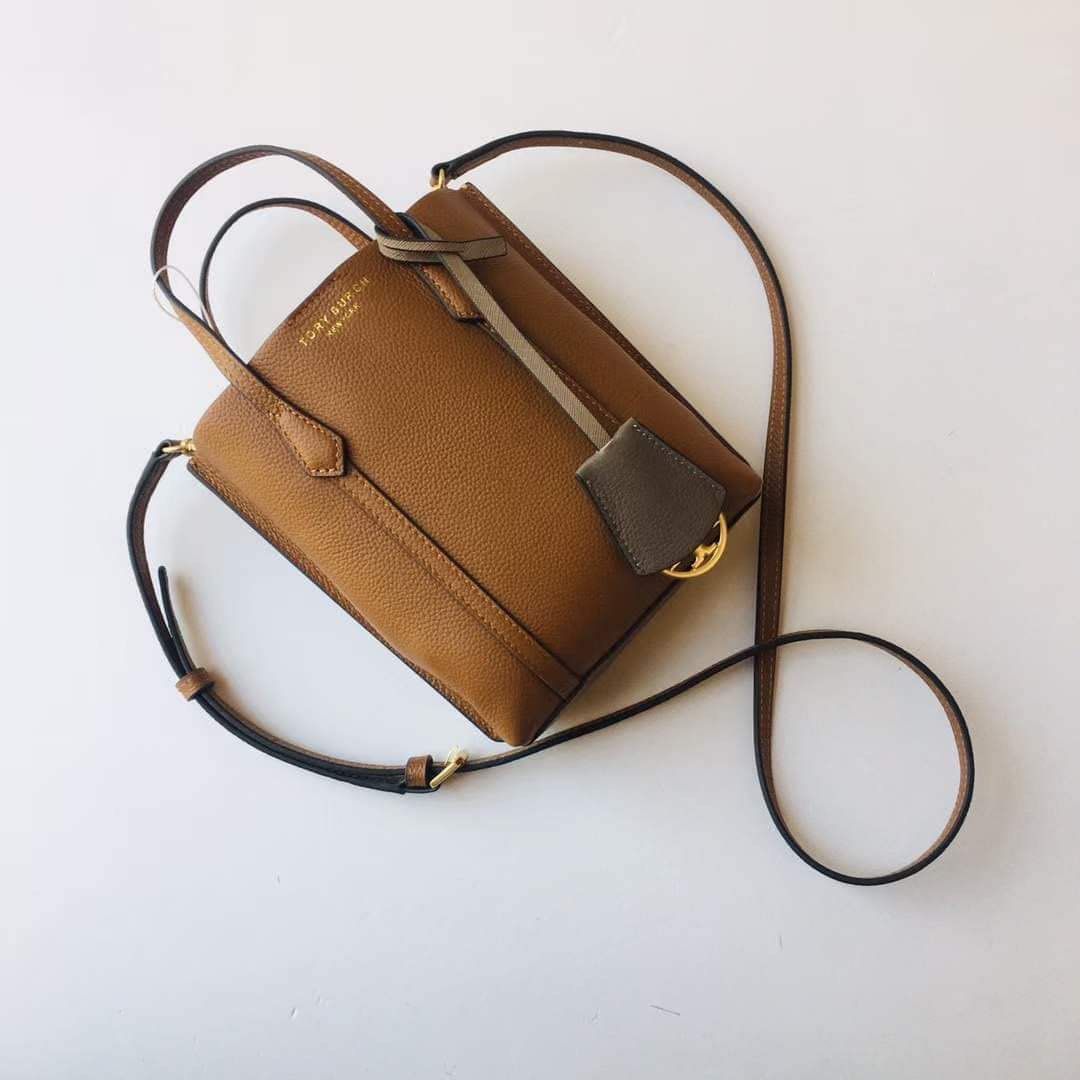 Authentic Tory Mini Perry Tote (Category: Luxury Bags & Wallets) located in Rizal. Submitted by LuxbyMarifrance (Listing ID 1222045243, Image 2). Description: 🏷️ 3,000 only+ SF 👜 T Mini Perry Tote 📏 Height: 7.1” (18cm); length: 6.9” (17.5cm); depth: 2.4” (6cm) 📌 with tag, dust bag, paper bag ✨All trademarks, logos and brand names are reserved and property of the original brand owners. #toryburchbagph #toryburchbagphilippines #authentic #facto