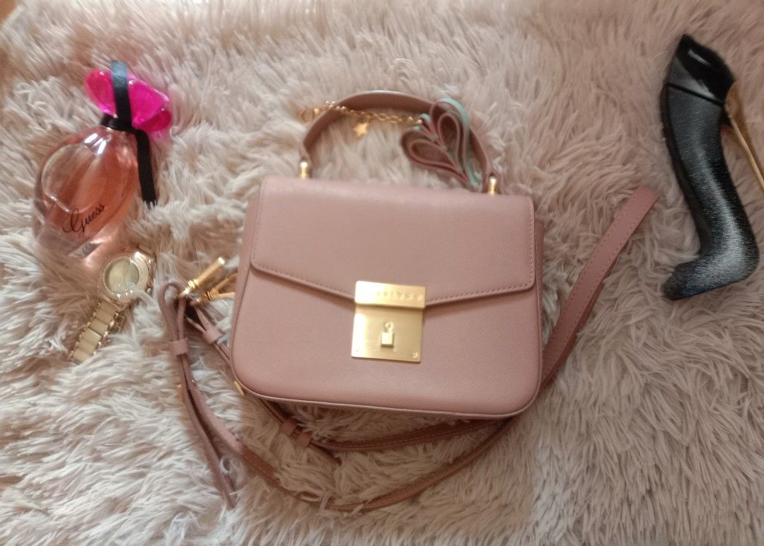 Carlyn Poppy Top Handle (Category: Cross-body Bags) located in Valenzuela. Submitted by momofthreee (Listing ID 1221878629, Image 1). Description: Color: Nude with normal signs of used to hardwares with dust bag Please refer to pictures for details Check profile for possible meet up or delivery c/o buyer.