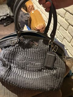 COACH 鐵灰色皺摺兩用包。