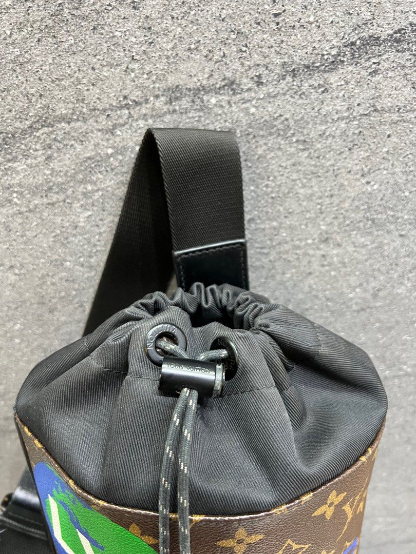 Chalk leather bag Louis Vuitton Black in Leather - 30758879