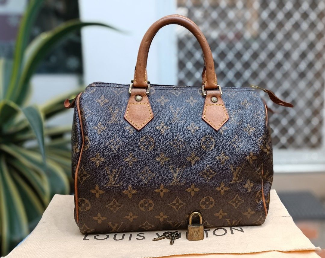 Louis Vuitton Speedy25 (Category: Luxury Bags & Wallets) located in Las Pinas. Submitted by jvega08 (Listing ID 1221895742, Image 2). Description: speedy 25 very good condition.. with dustbag and lock/keys.. light/medium patina.. pipings in good condition.. very negotiable...