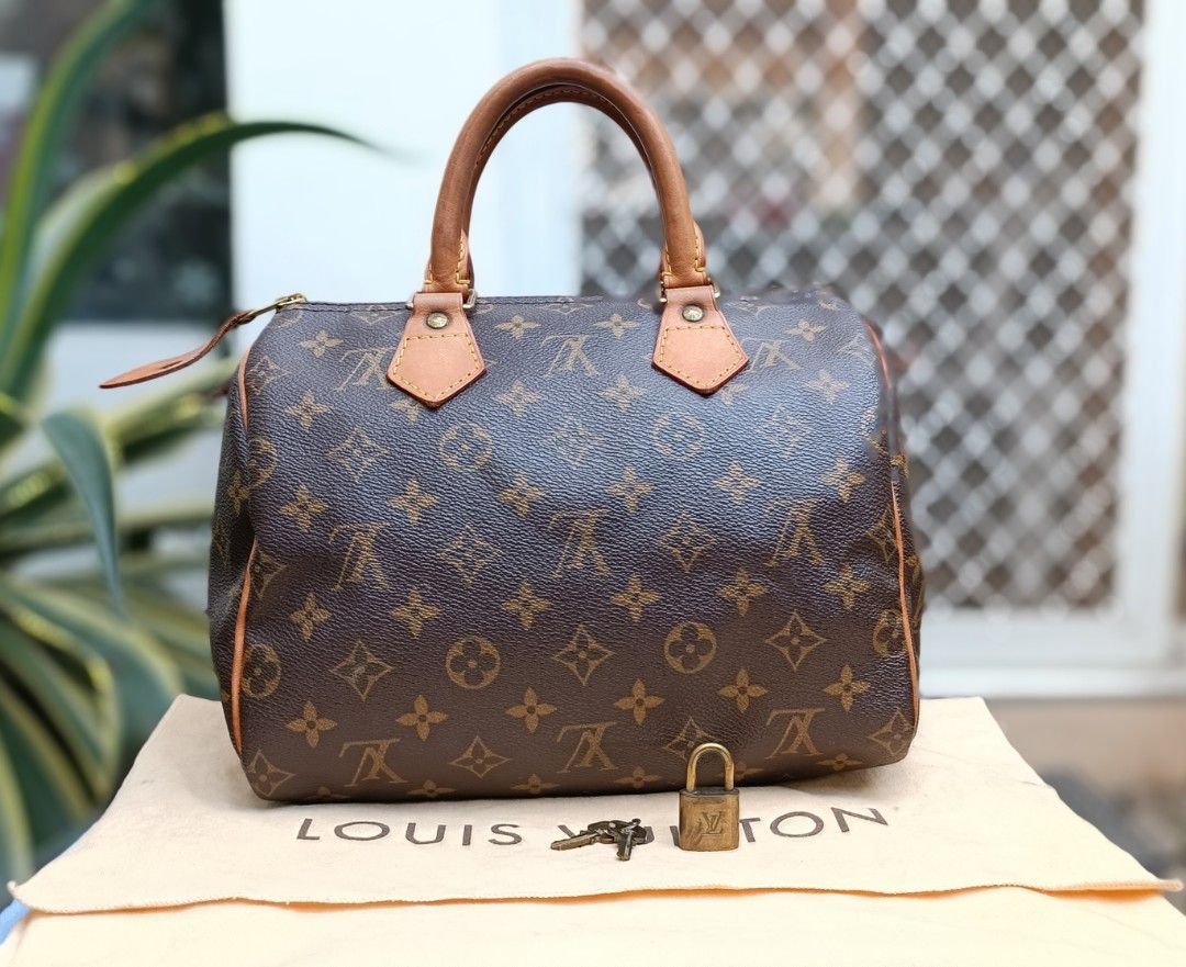 Louis Vuitton Speedy25 (Category: Luxury Bags & Wallets) located in Las Pinas. Submitted by jvega08 (Listing ID 1221895742, Image 1). Description: speedy 25 very good condition.. with dustbag and lock/keys.. light/medium patina.. pipings in good condition.. very negotiable...