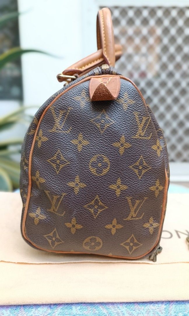Louis Vuitton Speedy25 (Category: Luxury Bags & Wallets) located in Las Pinas. Submitted by jvega08 (Listing ID 1221895742, Image 3). Description: speedy 25 very good condition.. with dustbag and lock/keys.. light/medium patina.. pipings in good condition.. very negotiable...